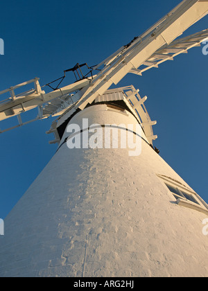 EINE WEIß LACKIERTE THURNE WINDMÜHLE ZUR ENTWÄSSERUNG VON DEICHEN AUF DIE NORFOLK BROADS BROADLAND EAST ANGLIA ENGLAND UK Stockfoto