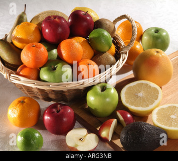 Auswahl an frischem englischem Obst im Korb Stockfoto