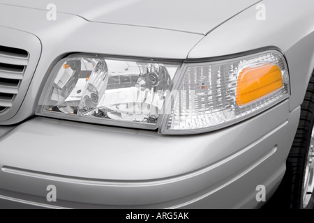 2007 Ford Crown Victoria LX in Silber - Scheinwerfer Stockfoto