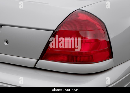 2007 Ford Crown Victoria LX in Silber - Rücklicht Stockfoto