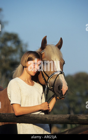 Mädchen und ihr Pferd Haflinger Stockfoto