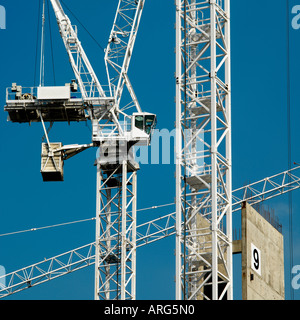 hohe Kräne auf Baustelle Stockfoto