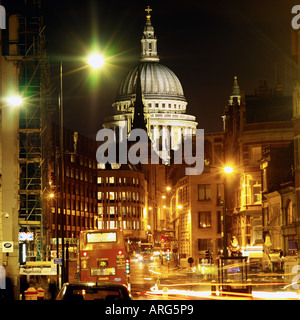 St. Pauls Cathedral in der Nacht von Fleet Street London UK Stockfoto
