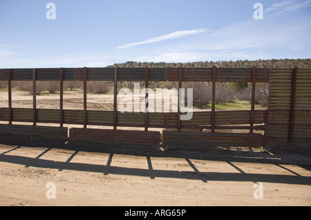 Mexiko Grenzzaun mit Löchern in Jacumba, Kalifornien Stockfoto