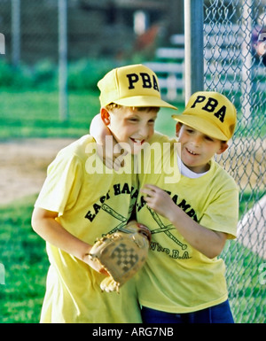"EAST HAMPTON" NY USA zwei männliche Jugendliche bei Male umarmt "Baseball-Spiel" Softball "Nach der Schule Erholung" Stockfoto