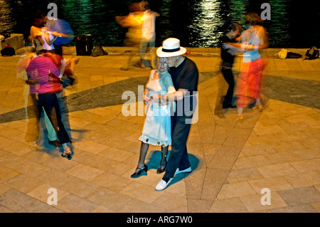 Paris Frankreich, Aktivitäten für Senioren, Paare, Tangotanz bei Mondschein auf der seine bei Nacht Spaß haben, Tangopaare romantisch Stockfoto