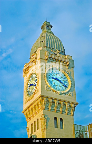 Paris Frankreich, Bahnhof, riesiger Uhrturm 'Gare de Ly-on' Reisezeit Alte Architektur Stockfoto