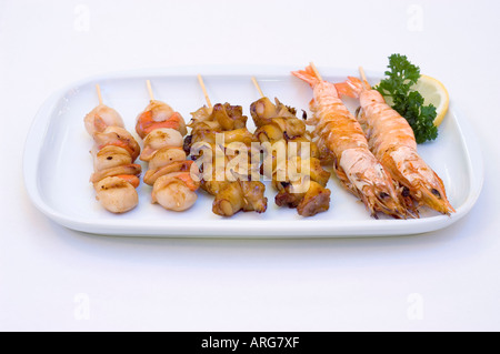 Japanische Food Teller mit 6 gegrillten Fischstäbchen Jakobsmuscheln, Muscheln und Crawfish, Shellfish 'Yakitori' isoliert Stockfoto