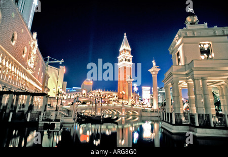 Las Vegas, Nevada, USA, äußere Straßenszene beleuchtet Nachtansicht des "Le Venetian Casino Hotel" mit Nachbildung der "Canale Grande" Stockfoto