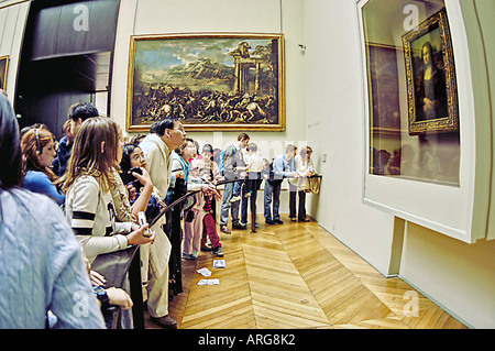 PARIS Frankreich, Interior Louvre Museum Italienische Gemälde Ausstellen Sie Touristen, die sich das Gemälde "Mona Lisa" Leonardo da Vinci anschauen, Menschen schöne Kunst Gemälde Stockfoto