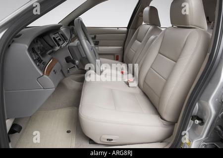 2007 Ford Crown Victoria LX in Silber - Front-Sitze Stockfoto