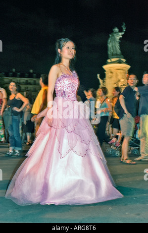 PARIS Frankreich, Öffentliche Veranstaltungen auf der Straße Porträt der asiatischen jungen Frau in Hochzeitskleid fancy dress, Place de la République Stockfoto