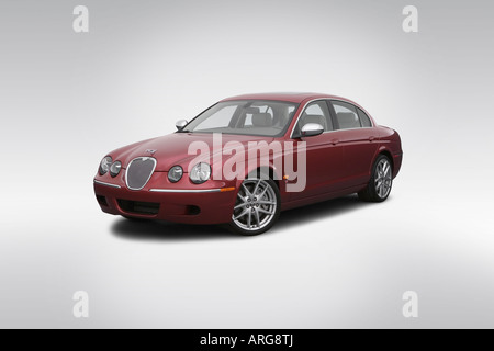 2007 Jaguar S-Type R Rot - Winkel-Vorderansicht Stockfoto