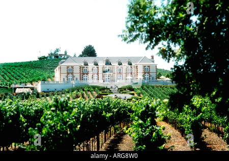 "Napa Valley" California USA "Weinregion" Weingut Landschaft "Domaine Carneros" Taittinger Villa Weingarten Stockfoto