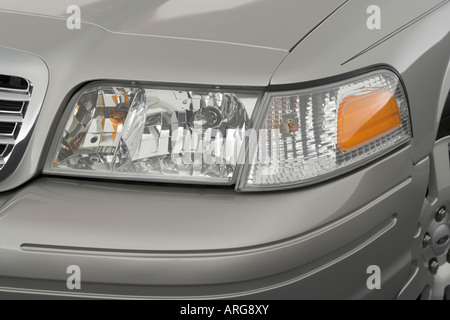 2007 Ford Crown Victoria LX in Silber - Scheinwerfer Stockfoto