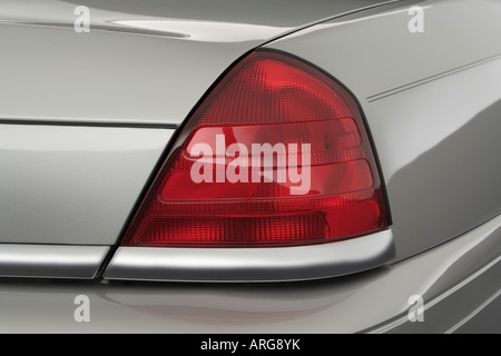 2007 Ford Crown Victoria LX in Silber - Rücklicht Stockfoto