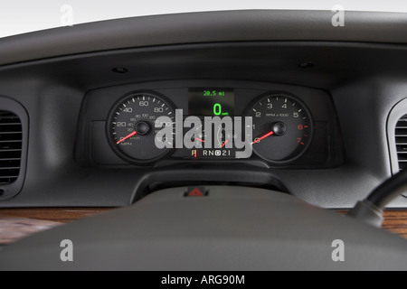 2007 Ford Crown Victoria LX in Silber - Tacho/Drehzahlmesser Stockfoto