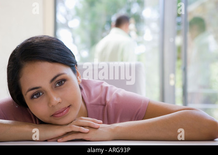 Junge Frau Kinn auf die Hände ruhen Stockfoto