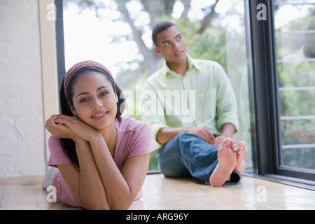 Junges Paar sitzt am Boden Stockfoto