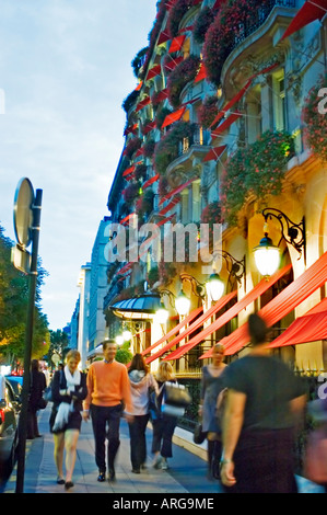 Paris Frankreich, Paar zu Fuß Romantik Street Szene bei Nacht vor dem Luxus 'Hotel Plaza Athenée' Außenansicht, Menschen Stockfoto