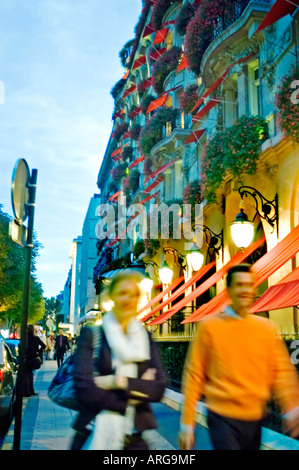 Paris Frankreich Paar zu Fuß auf der 'Ave Montaigne' Street Scene, vor dem 'Hotel Plaza Athenée' City Menschen unterwegs, Exterieur Luxus Stockfoto