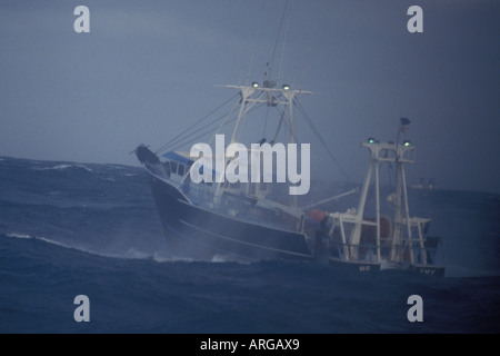 kommerzielle Dragger Fischereifahrzeug Angeln auf Pollack in den Aleuten Inseln Bering-Meer von Alaska Stockfoto