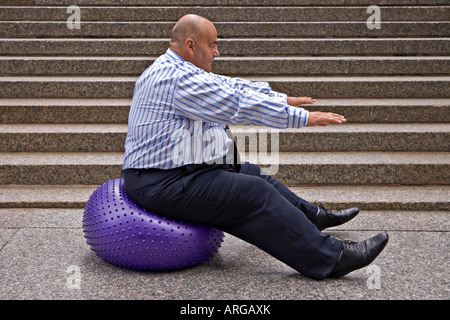 Geschäftsmann mit Gymnastikball Stockfoto
