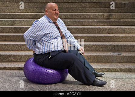 Geschäftsmann mit Gymnastikball Stockfoto