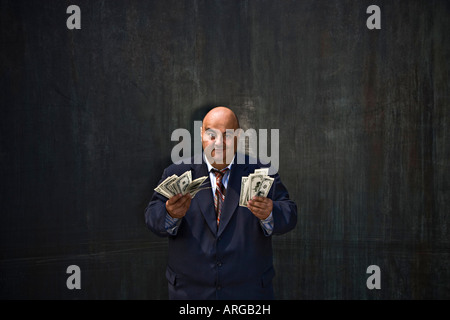 Geschäftsmann mit Bargeld Stockfoto