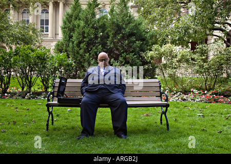 Geschäftsmann auf Parkbank, Toronto, Ontario, Kanada Stockfoto