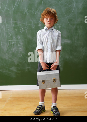 Junge stand an der Tafel Stockfoto