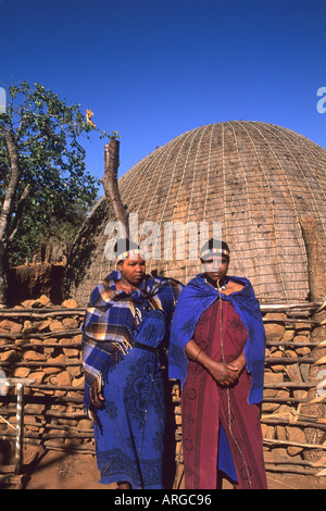 Bunte Frauen in einheimischen Zulu Stamm an Shakaland Center Südafrika Stockfoto