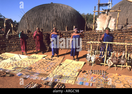 Bunte Frauen mit Kunsthandwerk in einheimischen Zulu Stamm an Shakaland Center Südafrika Stockfoto