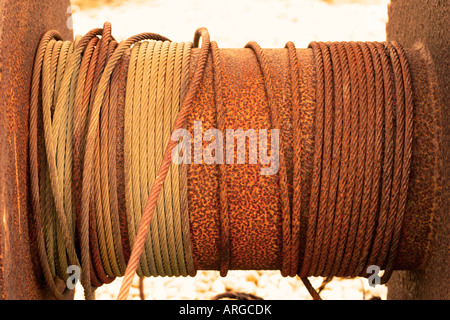 Nahaufnahme von rostigem Stahl Seil gewickelt um eine Seilwinde oder Riemenscheibe Stockfoto