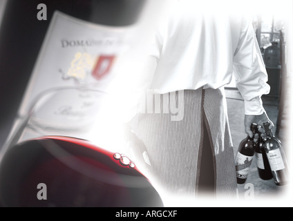 MONTAGE VON EINEM SOMMELIER UND WEINFLASCHEN Stockfoto