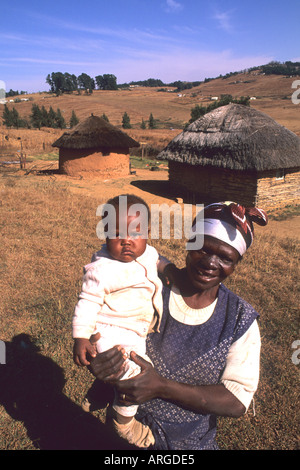 Großmutter mit Kind in der Nähe von Mbabane, der Hauptstadt von Swasiland Stockfoto
