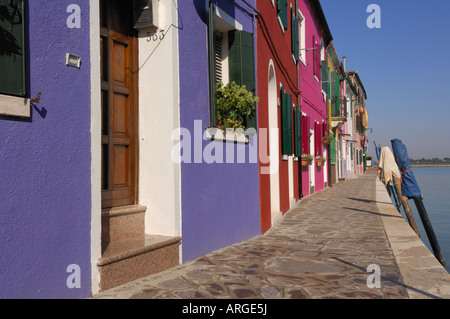 Bunte Häuser entlang Canal, Insel Burano, Venedig, Italien Stockfoto