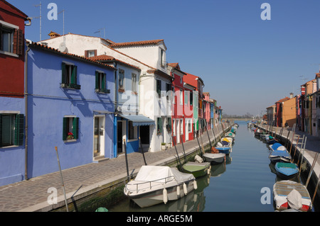 Bunte Häuser entlang Canal, Insel Burano, Venedig, Italien Stockfoto