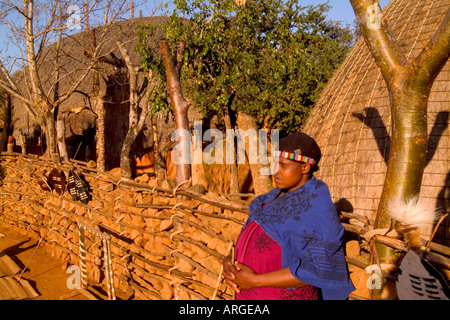 Bunte Frau in einheimischen Zulu Stamm an Shakaland Center South Africa Stockfoto