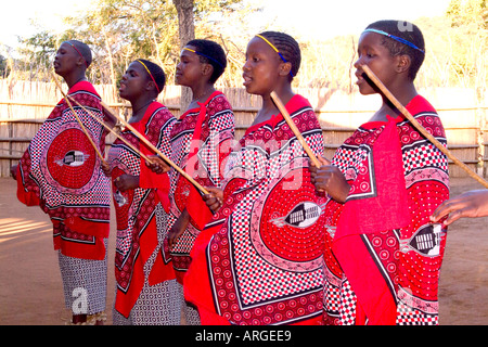 Bunte Frauen in Tradtional Kleid in einem kulturellen Dorf im Dorf Swasiland Swasiland Stockfoto
