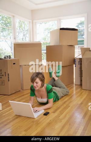 Frau, Umzug in neues Zuhause Stockfoto