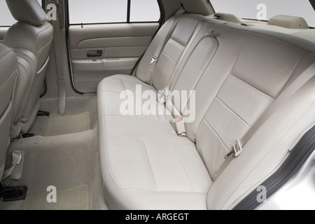 2007 Ford Crown Victoria LX in Silber - hintere Sitze Stockfoto