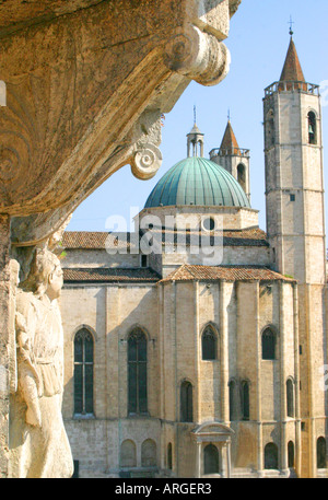 Blick auf die schöne TRAVENTINE Marmor historischen Piazza del Popolo in Ascoli Piceno Le Marche Italien Stockfoto