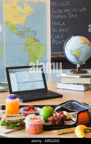 Mittagessen am Schreibtisch im Klassenzimmer Stockfoto