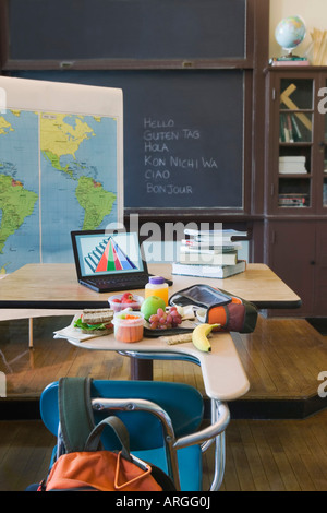 Mittagessen am Schreibtisch im Klassenzimmer Stockfoto