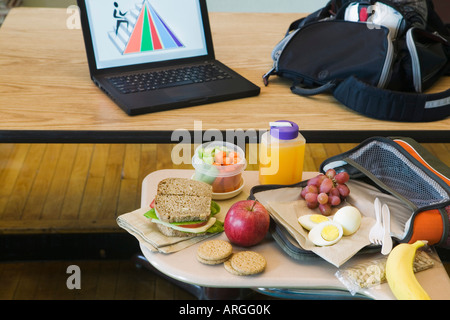 Mittagessen am Schreibtisch im Klassenzimmer Stockfoto