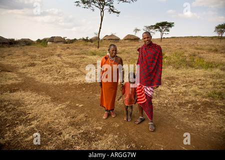 Maasai Großfamilie außerhalb ihres Dorfes im Norden von Tansania Stockfoto