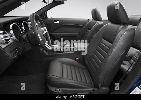 2007 Ford Mustang GT Premium blau - vordere Sitze Stockfoto