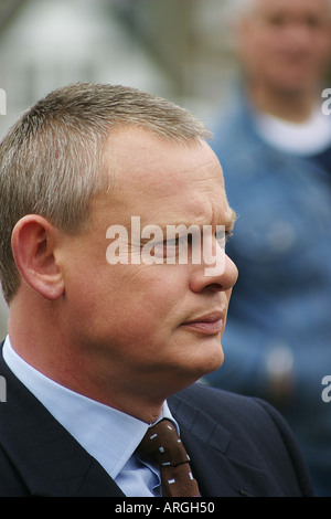 Martin Clunes Dreharbeiten der neuen TV-Serie von Doc Martin in Port Isaac, Cornwall, UK Juli 2005 Stockfoto