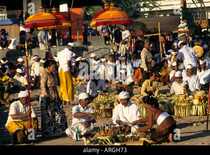 Kuta Beach, Zeremonie Bali Beerdigung balinesische Beerdigung Prozession, Faith Offering, Hindu Universum, Menge, Gruppe, Menschen, Männer, Frauen, Indonesien, Stockfoto